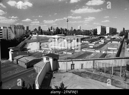 Berlin-Boroughs / Kreuzberg / Mitte / 1986 Border crossing Heinrich-Heine-Strasse between Kreuzberg (left) and Mitte. It is reserved for West German visitors to East Berlin. You can see the multiple barriers. Concrete blocks on the Farhbahn are meant to prevent trucks from breaking through. // GDR / Berlin Wall / GDR State / Wall Districts / History / Communism / Border Installation Views [automated translation] Stock Photo