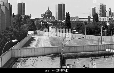 Berlin-Boroughs / Kreuzberg / Mitte / 1986 Border crossing Heinrich-Heine-Strasse between Kreuzberg (left) and Mitte. It is reserved for West German visitors to East Berlin. You can see the multiple barriers. Concrete blocks on the Farhbahn are meant to prevent trucks from breaking through. // GDR / Berlin Wall / GDR State / Wall Districts / History / Communism / Border Installation Views [automated translation] Stock Photo