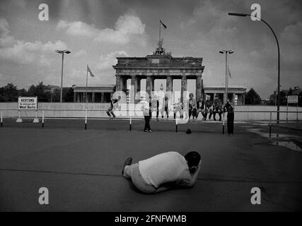 Berlin-Boroughs / GDR / Wall / 10 / 1986 Mitte: The Wall at the Brandenburg Gate, looking towards Unter den Linden. British sector. Tourists -Attention you are leaving West Berlin now- // History / Communism / Allies [automated translation] Stock Photo