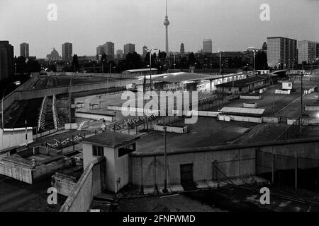 Berlin-Boroughs / Kreuzberg / Mitte / 1986 Border crossing Heinrich-Heine-Strasse between Kreuzberg (left) and Mitte. It is reserved for West German visitors to East Berlin. You can see the multiple barriers. Concrete blocks on the Farhbahn are meant to prevent trucks from breaking through. // GDR Wall / GDR State / History / Communism / Border installations [automated translation] Stock Photo