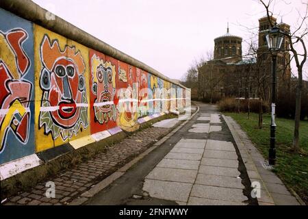 Berlin-City / GDR-Wall / 1986 Kreuzberg: Adalbertstrasse. Hintr of the wall is Berlin-Mitte. Miles of graffiti on the west side of the wall. Longest painting in the world. // Painting / Art / Culture / History / GDR / Districts / Cold War / Communism [automated translation] Stock Photo