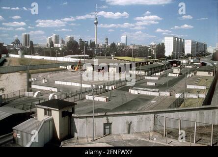 Berlin-Boroughs / Kreuzberg / Mitte / 1986 Border crossing Heinrich-Heine-Strasse between Kreuzberg (left) and Mitte. It is reserved for West German visitors to East Berlin. You can see the multiple barriers. Concrete blocks on the Farhbahn are meant to prevent trucks from breaking through. // GDR / Berlin Wall / GDR State / Wall Districts / History / Communism / Border Installation Views [automated translation] Stock Photo