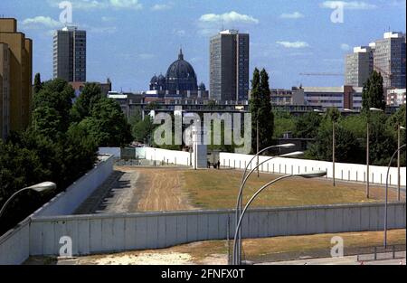 Berlin-Boroughs / Kreuzberg / Mitte / 1986 Border crossing Heinrich-Heine-Strasse between Kreuzberg (left) and Mitte. It is reserved for West German visitors to East Berlin. You can see the multiple barriers. Concrete blocks on the Farhbahn are meant to prevent trucks from breaking through. // GDR / Berlin Wall / GDR State / Wall Districts / History / Communism / Border Installation Views [automated translation] Stock Photo