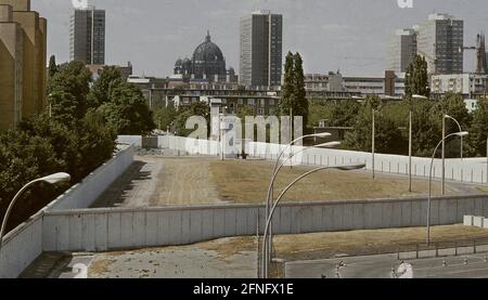 Berlin-Boroughs / Kreuzberg / Mitte / 1986 Border crossing Heinrich-Heine-Strasse between Kreuzberg (left) and Mitte. It is reserved for West German visitors to East Berlin. You can see the multiple barriers. Concrete blocks on the Farhbahn are meant to prevent trucks from breaking through. At the very back the Berlin Cathedral. // GDR / Wall / GDR State / History / Communism Views [automated translation] Stock Photo