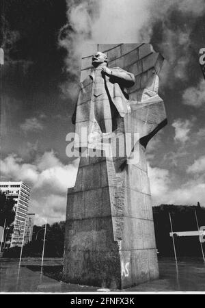 Berlin / History / GDR / 1991 Lenin monument at Leninplatz in Berlin-Friedrichshain. Torn down in 1994, it was unveiled in 1969, after the 20th anniversary of the GDR, in front of 200,000 spectators. Artist was Nikolai Tomski from the Soviet Union. // Art / Monument / Soviet / Socialism / Soviets / GDR State / [automated translation] Stock Photo