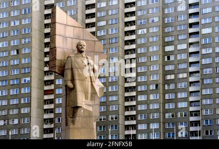 Berlin / History / GDR / 1991 Lenin monument at Leninplatz in Berlin-Friedrichshain. Torn down in 1994, it was unveiled in 1969, after the 20th anniversary of the GDR, in front of 200,000 spectators. Artist was Nikolai Tomski from the Soviet Union. // Art / Monument / Soviet / Socialism / Soviets / GDR State / [automated translation] Stock Photo