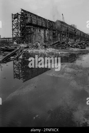 Brandenburg / GDR / Industry 1992 End of the GDR. The large Lauchhammer coking plant is demolished. Coke was made there from brown coal. The photo symbolizes the dismantling of the GDR economy. Great environmental damage must be removed // Treuhand / Demolition / Economy / Federal States During the Cold War, the GDR could not get coke for its steelworks from the West. It had to produce it from brown coal. The coking plant was supplied by 7 open-cast lignite mines. After the reunification, the basis for the unprofitable operation was gone. The plant was demolished, the contaminated soil was Stock Photo