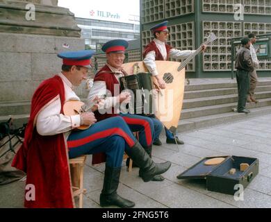 Berlin-Bezirke / Auslaender / 1996 Russian musicians in officer uniforms of the Tsar on the Kurfuerstendamm, with traditional Russian instruments. They are concert musicians of a big orchestra, who were unemployed in their home country. They live from street music. // Music / Soldiers / Soviets / Culture / Russia [automated translation] Stock Photo