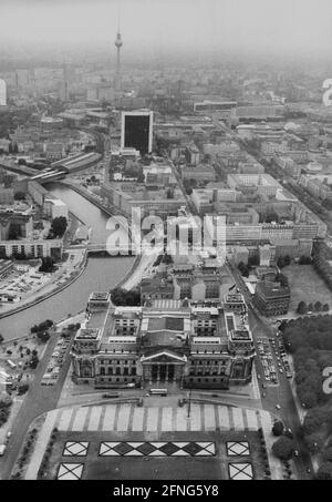 Berlin-City / Aerial Views / 1991 Reichstag and behind it the area up to the station Friedrichstrasse, on the left the river Spree. The Reichstag has no dome yet // Government district / Parliament *** Local Caption *** [automated translation]