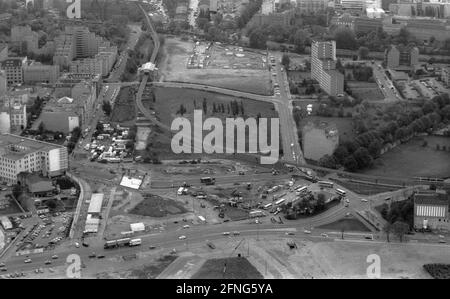 Berlin-City / Construction Sites / 1991 Potsdamer Platz. Above the Landwehrkanal. In the middle the Weinhaus Huth, the only old building of today's business district. On the area is still a test track of the AEG magnetic railway. On the left above Kreuzberg, the Leipziger Strasse runs in the middle. On the right is the ruin of the Hotel Esplanade. On the areas below are today the representations of the states. // Aerial views / Kreuzberg / Districts / Mitte / Cityscape [automated translation]