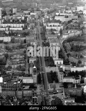 Berlin-City / Aerial views / 1991 Berlin-Mitte, Frankfurter Allee, Karl-Marx-Allee. Below the Frankfurter Tor, above Strausberger Platz. In the 1950s the street was built in Russian style as Stalin-Allee. There the uprising of June 17th 1953 started. // History / GDR / Events *** Local Caption *** [automated translation]