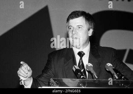 Bavarian Prime Minister Horst Seehofer stands at a lectern and gives a speech. [automated translation] Stock Photo