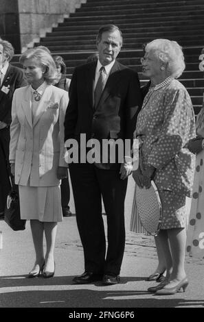 Germany, Koblenz, 30.05.1989 Archive-No.: 06-69-06 Visit of the American President Photo: Hannelore Kohl (left), George H. W. Bush (center) and Barbara Bush, in Koblenz [automated translation] Stock Photo