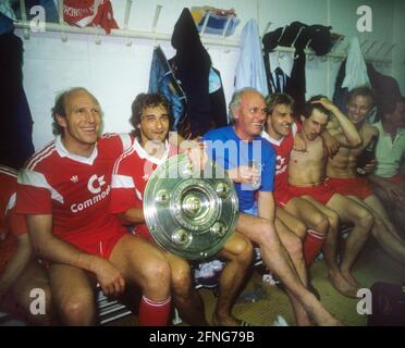 'FC Bayern München German Champion 1987. The Bayern players celebrate in the dressing room. From left: Dieter Hoeneß, Helmut Winklhofer, coach Udo Lattek, Hans-Dieter ''Hansi'' Flick, Ludwig ''Wiggerl'' Kögl and Hansi Pflügler 17.06.1987. [automated translation]' Stock Photo