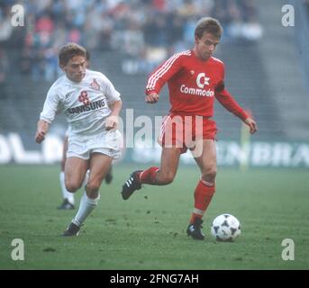 FC Bayern München - 1. FC Köln 2:0/12.11.1988. Hans-Dieter Flick (FCB) action on the ball in front of Thomas Häßler (Köln). [automated translation] Stock Photo