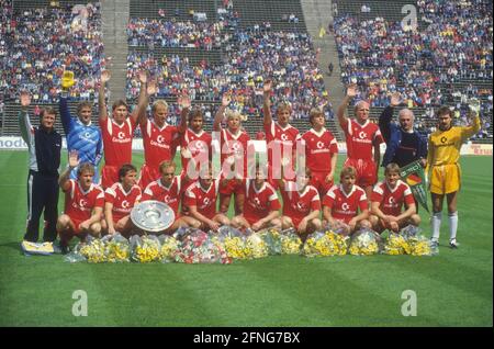 'FC Bayern München German Champion 1987. team with championship trophy 17.06.1987. Standing from left: Co-coach Werner Olk, Tw. Jean-Marie Pfaff, Klaus Augenthaler, Hansi Pflügler, Helmut Winklhofer, Norbert Nachtweih, Holger Willmer, Lars Lunde,, Dieter Hoeneß, coach Udo Lattek and Tw. Raimond Aumann. Front from left: Roland Wohlfarth, Lothar Matthäus, Michael Rummenigge, Andreas Brehme, Norbert Eder, Ludwig Kögl, Hans Dieter ''Hansi'' Flick and Robert Dekeyser. [automated translation]' Stock Photo