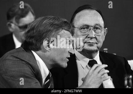Germany, Duisburg, 22.04.1989. Archive No.: 07-04-07 FDP European Party Conference Photo: Federal Foreign Minister Hans-Dietrich Genscher and Helmut Haussmann [automated translation]