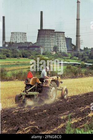 Poland-Silesia / Industry / Upper Silesia / July 1999 Old coal-fired power station in Chorzow (Koenigshuette) in Upper Silesia, small farmer plows. // Agriculture / Energy / Agriculture / Fieldwork / Peasants [automated translation] Stock Photo