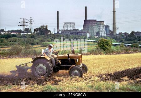 Poland-Silesia / Industry / Upper Silesia / July 1999 Old coal-fired power station in Chorzow (Koenigshuette) in Upper Silesia, small farmer plows. // Agriculture / Energy / Agriculture / Fieldwork / Peasants [automated translation] Stock Photo