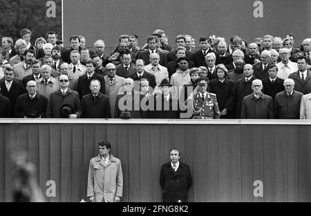 GDR. East Berlin, 08.10.1989. Archive No.: 09-42-24 40th anniversary of the GDR Photo: Erich Honecker (centre), Mikhail Sergeyevich Gorbachev (centre), Wojciech Jaruzelski (2nd from left), Willi Stoph (2nd from right). [automated translation] Stock Photo