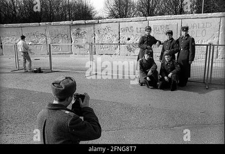 GDR, Berlin, 23.02.1990, Soviet - (Russian) soldiers take a photo of themselves at the wall at the Brandenburg Gate, [automated translation] Stock Photo