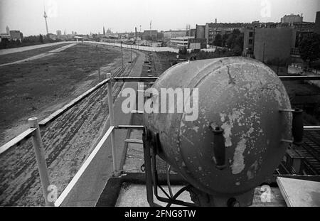 GDR, Berlin, 07.06.1990, border guards at the Liesenbrücke, on top of a watchtower, looking south (headlights), between the walls, [automated translation] Stock Photo