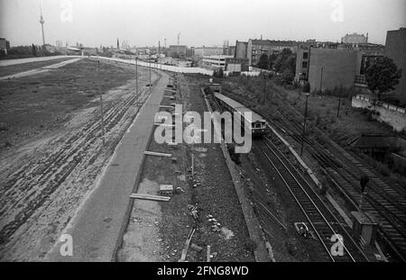 GDR, Berlin, 07.06.1990, border fortifications at the Liesenbrücke, view from a watchtower, direction south, Berlin-Mitte, between the walls, [automated translation] Stock Photo