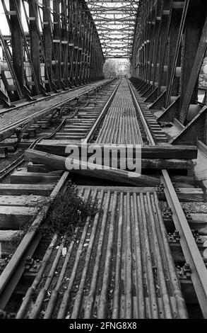 GDR, Berlin, 07.06.1990, border guards at the Liesenbrücke, closed track, blocked rails, [automated translation] Stock Photo