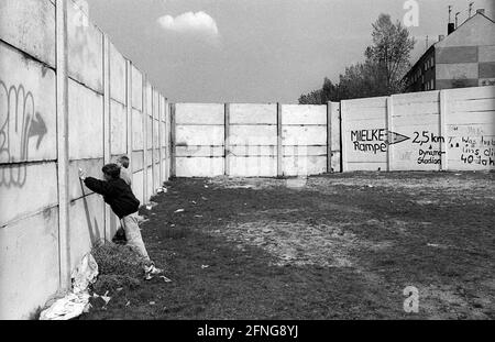 GDR, Berlin, 28.04.1990, border installations (wall) Norwegerstraße / Esplanade, children, [automated translation] Stock Photo