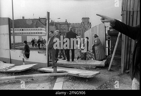 GDR, Berlin, 23.02.1990, Wall at the Marschallbrücke, in the background the Reichstag, [automated translation] Stock Photo