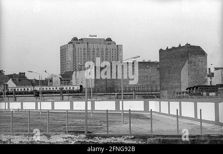 GDR, Berlin, 23.02.1990, Spreebogen, view over the river Spree to the wall on the east side, Charité high-rise building, passenger train, [automated translation] Stock Photo