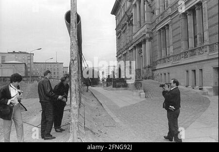 GDR, Berlin, 30.04.1990, wall at the Gropiusbau, tourists, [automated translation] Stock Photo