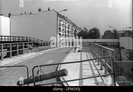 GDR, Berlin, 28.04.1990, Behmstraßenbrücke, interrupted by the wall, view into Behmstraße, [automated translation] Stock Photo