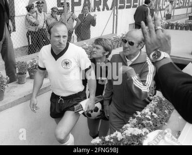 World Cup 1970 in Mexico: Germany - Morocco 2:1 / 03.06.1970 / Team captain Uwe Seeler (front left), national coach Helmut Schön and Tw. Sepp Maier (back) on their way onto the pitch at the Guanajuato stadium in Leon. [automated translation] Stock Photo