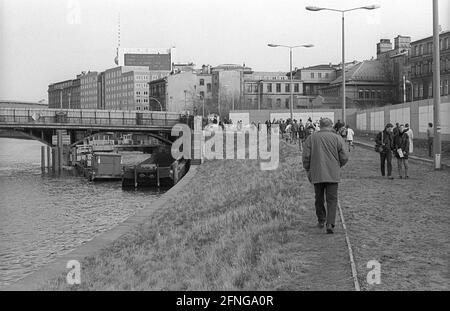 GDR, Berlin, 23.02.1990, Wall at the Marschallbrücke, Reichstagsufer, [automated translation] Stock Photo