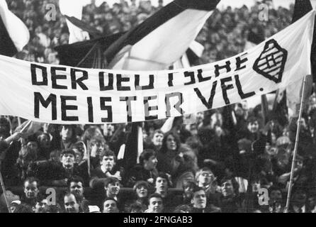 VFL Borussia Mönchengladbach - Hamburger SV 4:3 Borussia German Football Champion 1969/70 . Spectators , fans with banner [automated translation] Stock Photo