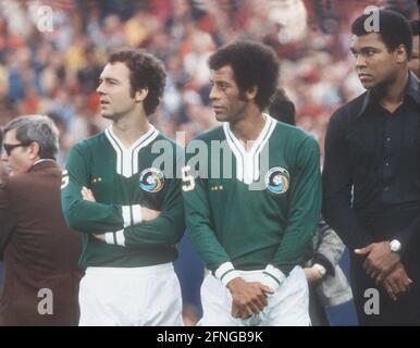 Franz Beckenbauer (left) is introduced as a new player for Cosmos New York. Center: Carlos Alberto. Right: Boxing champion Muhammed Ali, alias Cassius Clay. 01.10.1977. [automated translation] Stock Photo