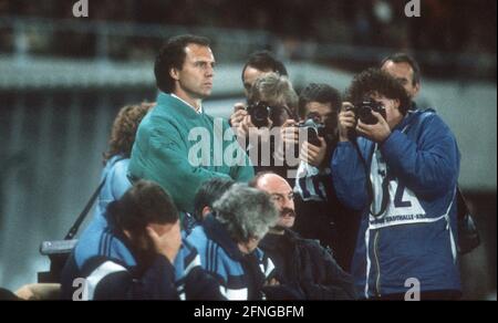 Austria - Germany 29.10.1986 in Vienna. Team manager Franz Beckenbauer (German national football team) surrounded by photographers. Copyright for journalistic use only! Only for editorial use! Copyright only for journalistic use ! Only for editorial use! [automated translation] Stock Photo