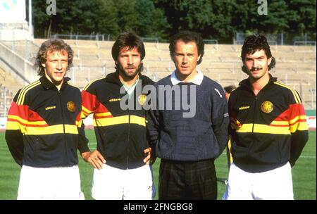 Team manager Franz Beckenbauer (German national football team) with Wolfgang Rolff, Thomas Hörster and Herbert Waas (from left) 15.09.1986 (estimated). Copyright for journalistic use only! Only for editorial use! Copyright only for journalistic use ! Only for editorial use! [automated translation] Stock Photo