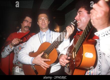 Football World Cup 1986 in Mexico. Team manager Franz Beckenbauer (Germany) with a Mexican music band 01.06.1986 (estimated). [automated translation] Stock Photo