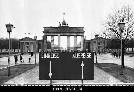 Germany, East Berlin, 11.01.1990. Archive-No.: 12-05-11 28 years after the construction of the Wall, the Brandenburg Gate was reopened during the political change in the GDR on December 22, 1989, to the cheers of more than 100,000 people. The barriers were then completely removed. Photo: the Brandenburg Gate seen from East Berlin [automated translation] Stock Photo