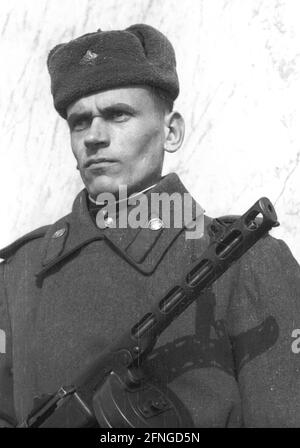 Stadtansichten Berlin November 1946 / 12.11.1946 (date estimated) / a soldier of the red army with machine gun in front of the soviet memorial in Tiergarten [automated translation] Stock Photo