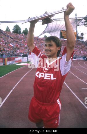 FC Bayern München German Champion 1990. 12.05.1990. Olaf Thon presents the championship trophy. [automated translation]