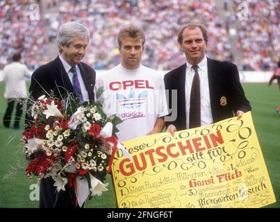 'Hans-Dieter ''Hansi'' Flick (FC Bayern) is seen off by President Prof. Dr. Fritz Scherer (left) and Manager Uli Hoeneß on the occasion of his move to 1. FC Köln 12.05.1990. [automated translation]' Stock Photo