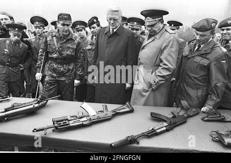 Brandenburg / GDR / Military / 1990 Gerhard Stoltenberg visits Soviet troops in Brandenburg. On his right the commander-in-chief of the Soviet troops in Europe Medwej Burlakow, on the far right Joerg Schoenbohm, CDU, later Minister of the Interior in Brandenburg After the collapse of the GDR there was the problem: how to get the Russians out of the country ? Defence Minister Gerhard Stoltenberg, CDU, visits the Soviet generals in Wuensdorf, the European headquarters of the Red Army. A little maneuver is played for the press // Soviet Union / [automated translation] Stock Photo