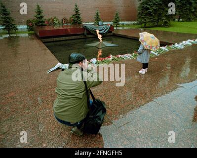 Russia / History 11/ 1989 Moscow, Eternal flame at the grave of the unknown soldier at the Kremlin wall. National memorial // World war / Cemetery / Soviet Union / War memorial / Soviet / War / [automated translation] Stock Photo