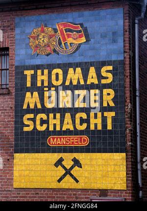 Saxony-Anhalt / GDR Land / 8 / 1990 Mining: Copper mining in Sangerhausen, Thomas Muentzer shaft. At the main entrance socialist symbols. Above the emblem of the German-Soviet friendship. At the main building is the mosaic of ceramic plates.  The factory belonged to the Mansfeld combine. // Industry / Economy / Socialism / History / Soviets [automated translation] Stock Photo