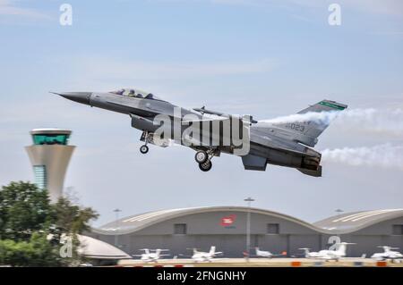 Lockheed Martin F-16 Fighting Falcon fighter jet plane at the Farnborough International Airshow of USAF 31st Fighter Wing from Aviano, Italy Stock Photo