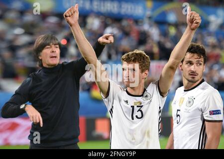 PHOTOMONTAGE: Report: Federal coach Joachim Jogi LOEW, LOW (GER) nominates Thomas MUELLER for the EM Will Loew bring two world champions back? -Thomas MUELLER and Mats HUMMELS open to return to the national team. Archive photo: final jubilation Thomas MUELLER (Mv ¢ ‚Ç ¬ULLER) (GER), action, jubilation, joy, enthusiasm after penalties, hi.Mats HUMMELS (GER). Quarter-final game M47, Germany (GER) -Italien (ITA) 6-5 iE on 07/02/2016 in Bordeaux, Stade Velodrome European Football Championship 2016 in France from 06/10 - 07/10/2016. vÇ¬ | usage worldwide Stock Photo