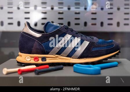 Par falsk Frem London, UK. 17 May 2021. "Adidas L.A. trainer", 1985. First released 1984.  With Vario Shock Absorption System pegs. Preview of “Sneakers Unboxed:  Studio to Street” at the Design Museum in Kensington. The